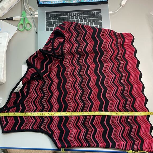 Misook Red Pink Black Chevron Tank 24.5" pit to pit 27" length 2X- 3X. - Picture 8 of 9
